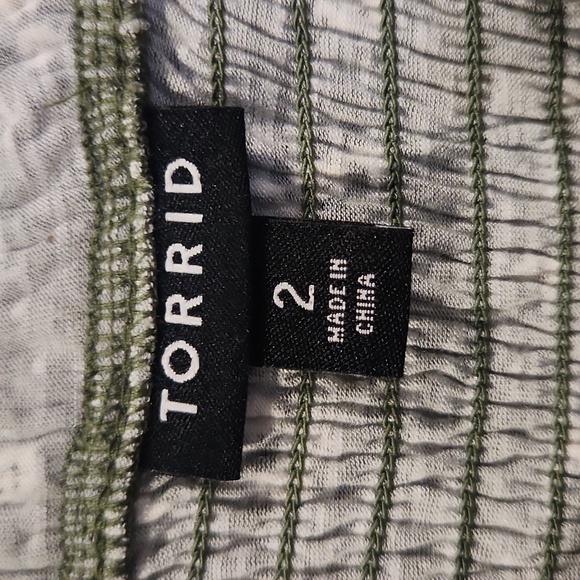 Torrid Green Smocked Top With Dainty Daisy Flowers - Picture 4 of 5